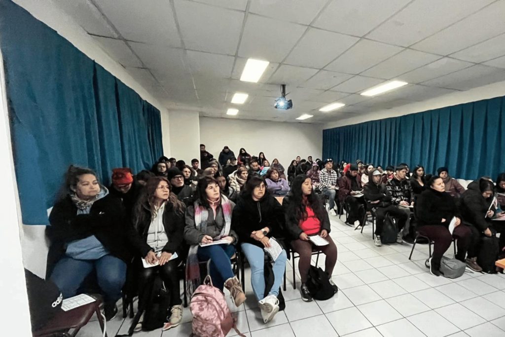 Estudiantes en una charla en la sala del colegio