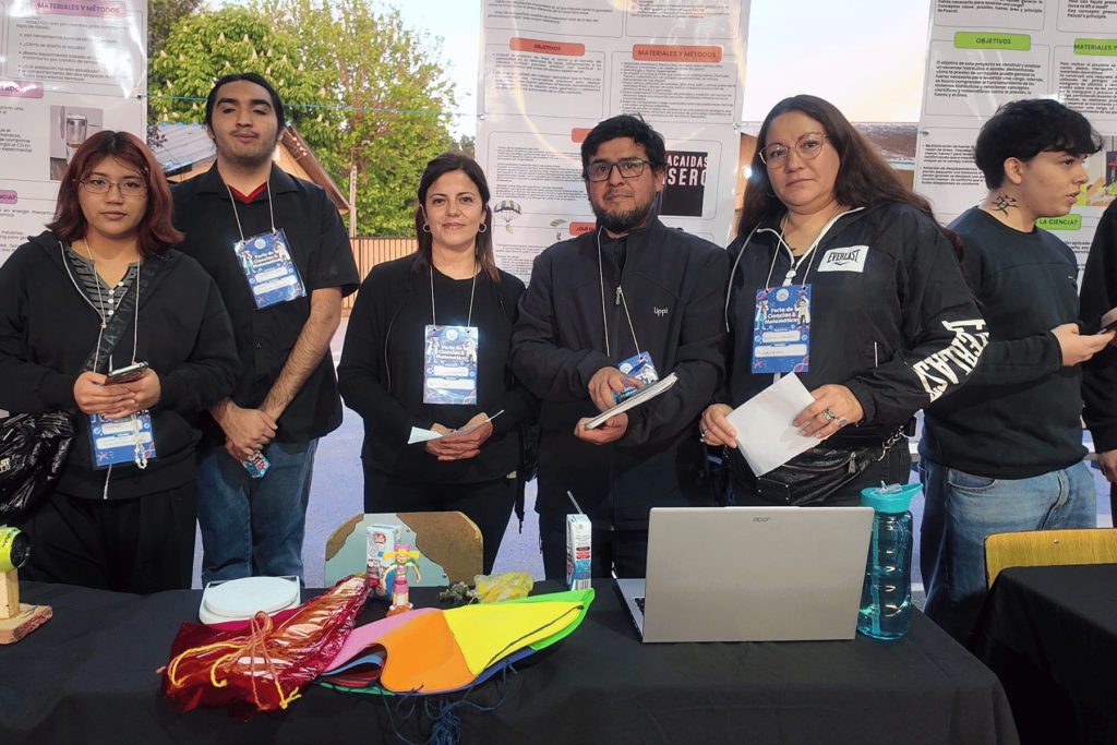 Equipo de estudiantes con credenciales en la Feria de Ciencias y Matemáticas