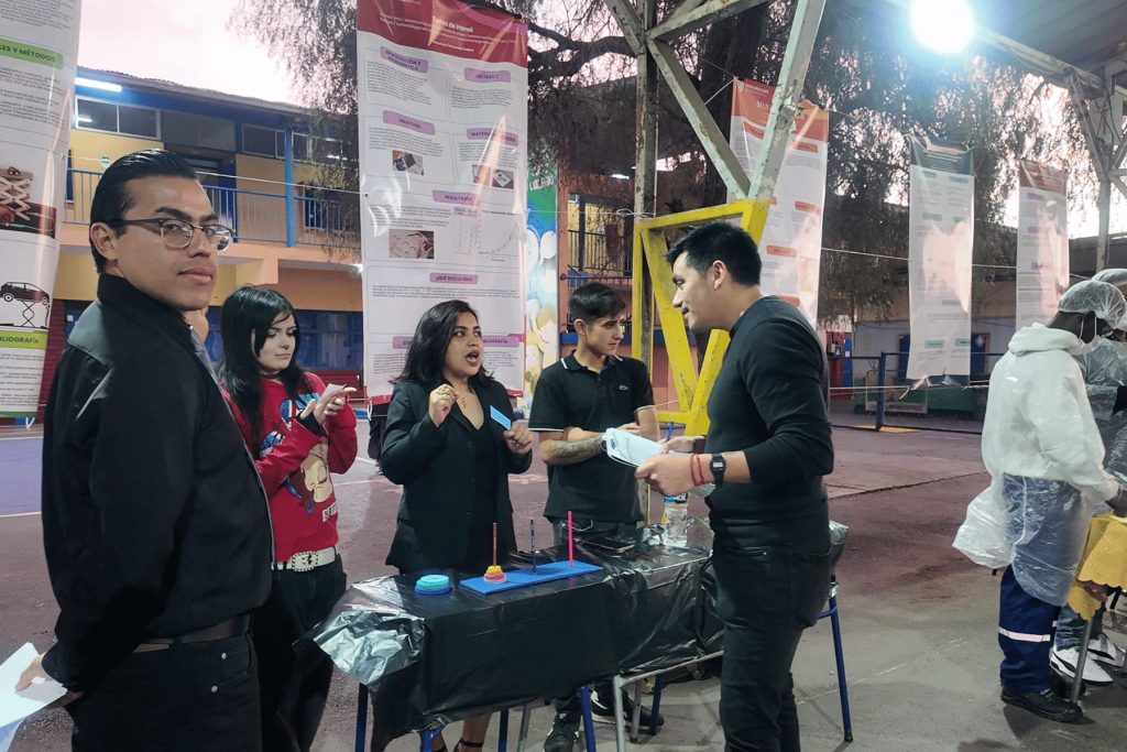 Estudiantes explicando el proyecto Torres de Hanoi en la Feria de Ciencias