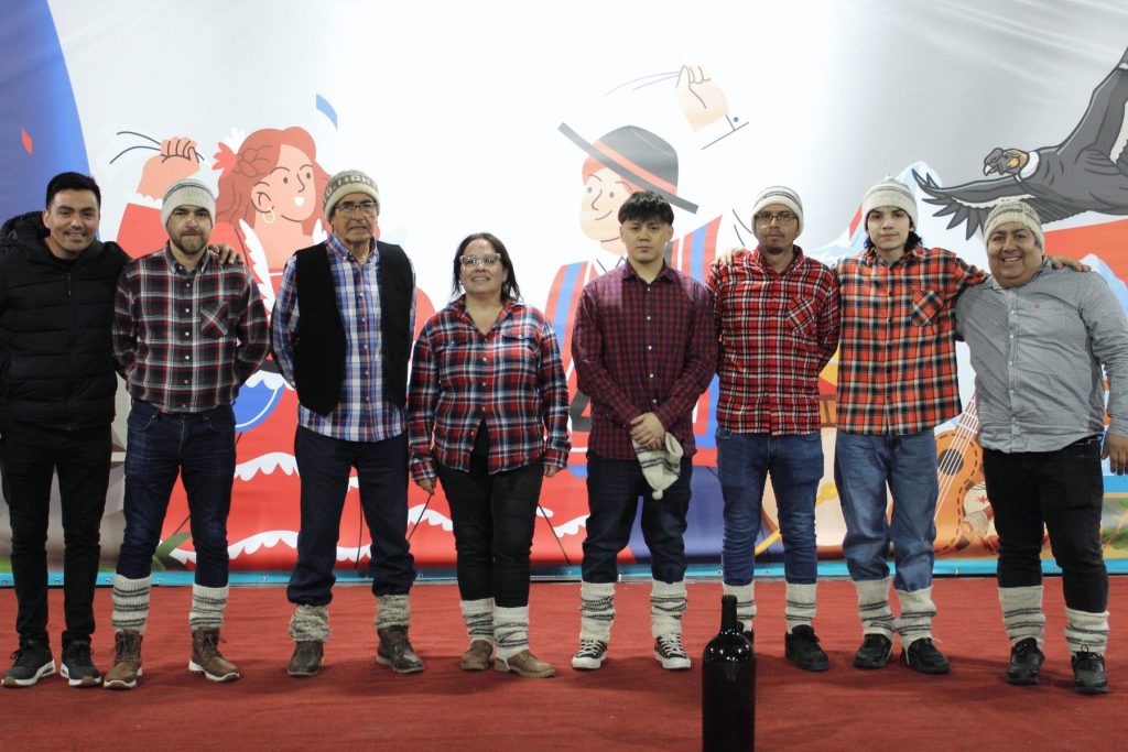 Grupo de baile chilote con camisas a cuadros en la Fiesta de la Chilenidad