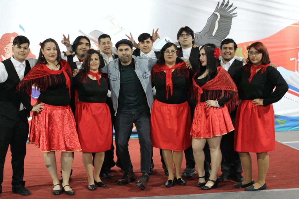 Grupo de baile con pañoletas rojas en la Fiesta de la Chilenidad