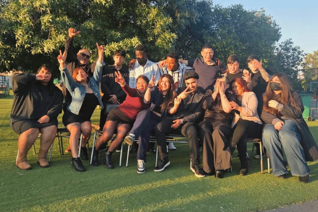 Egresados celebrando en el jardín el día de la licenciatura
