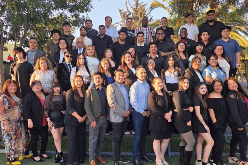 Generación de egresados junto a docentes en la foto oficial de licenciatura