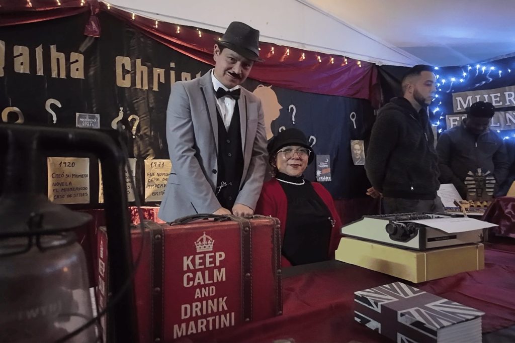 Estudiantes caracterizados en el stand dedicado a Agatha Christie